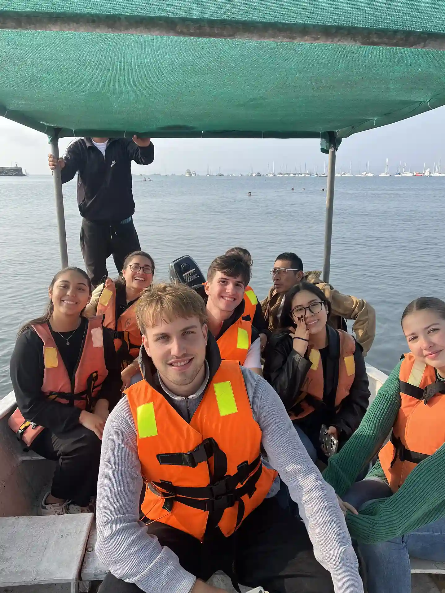 Voluntarios en un bote