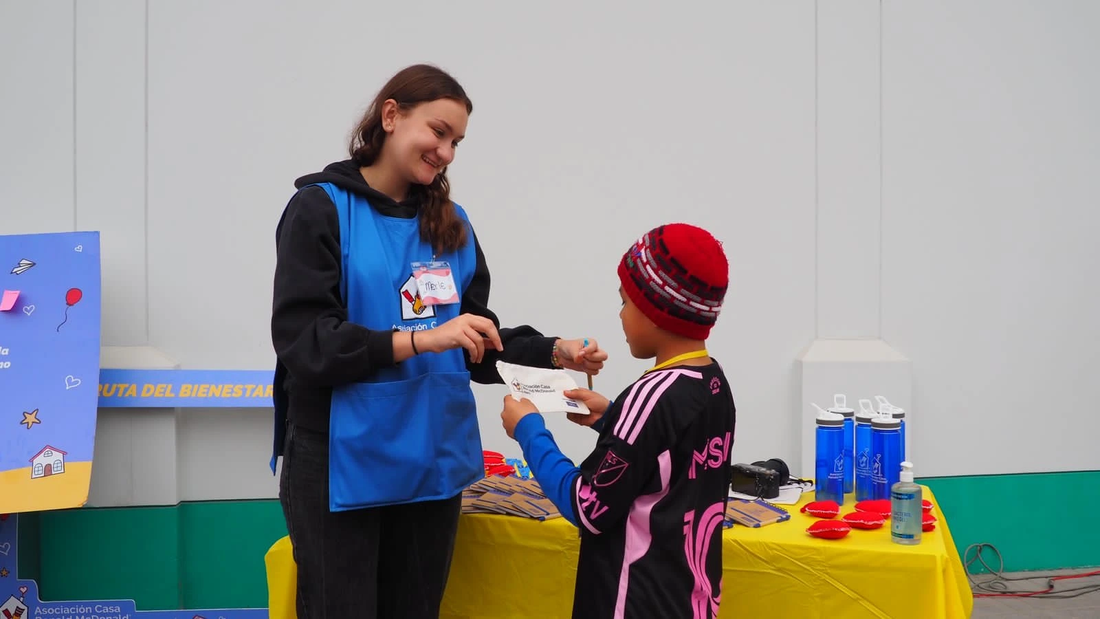 Voluntaria alemana compartiendo con niños