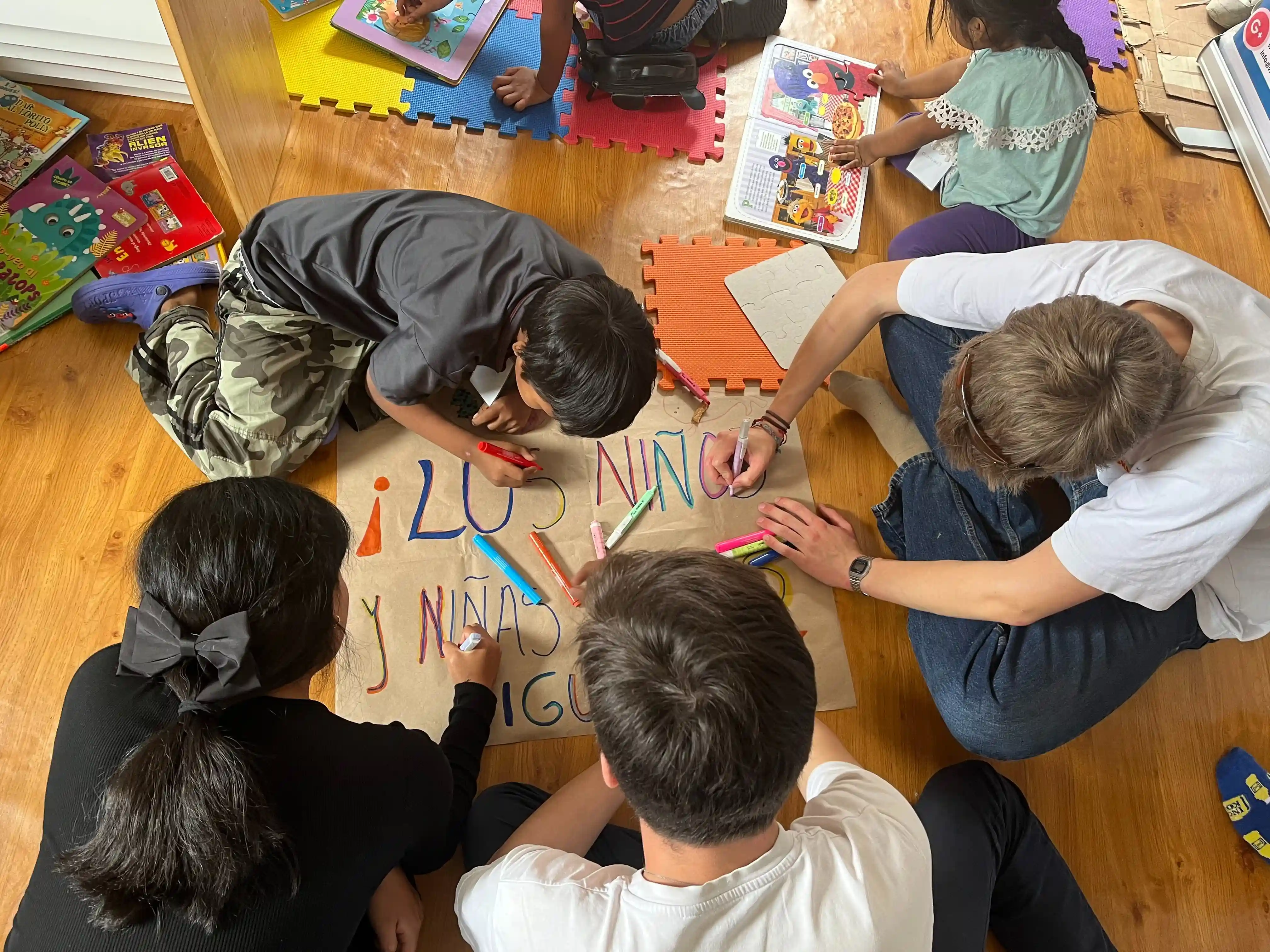 Voluntarios dibujando con niños