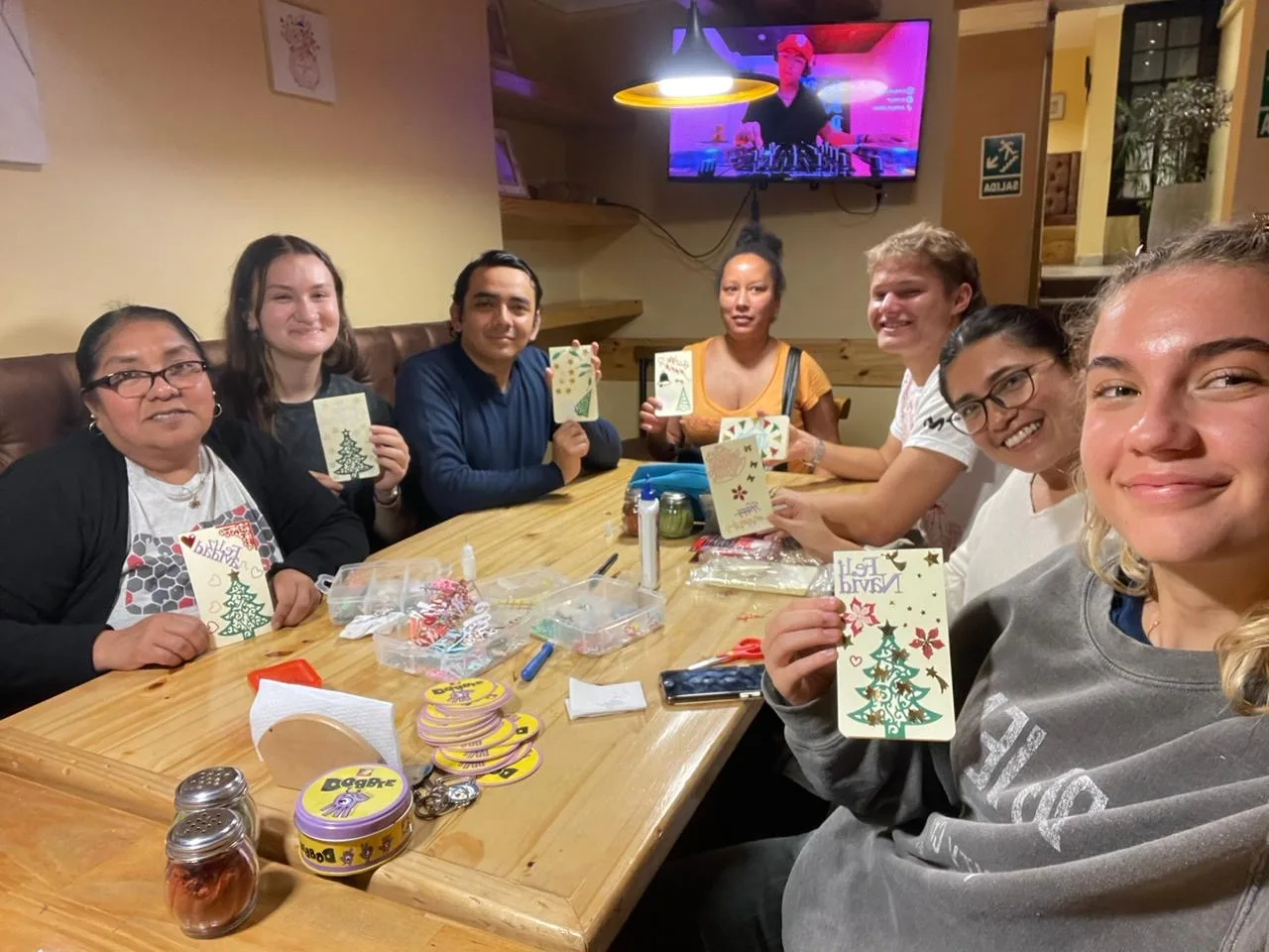 Voluntarios compartiendo con familia hospedera en navidad