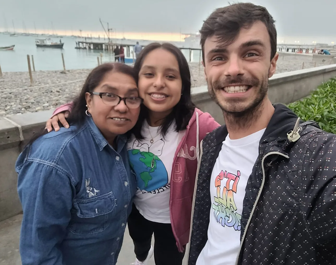 Voluntario con su familia hospedera